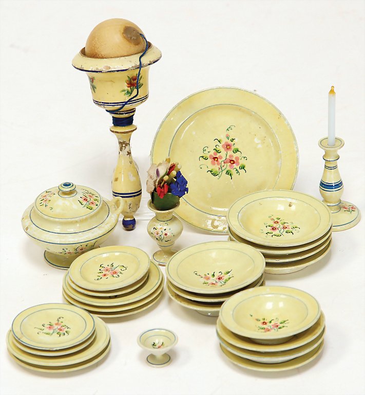 ERZGEBIRGE dinner service, wood, fine painted, soup: ERZGEBIRGE dinner service, wood, fine painted, soup tureen, 4 cm, 6 plates, with a diameter of 3.8 cm, flat, 6 soup plates, 4 dishes, 4 dessert plates, large plates, candelabrum, salt bowl, vase, 1 ha