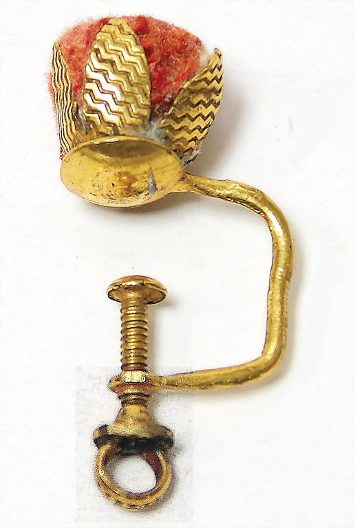 ERHARD & SÖHNE pin-cushion, gilded brass/sheet metal,: ERHARD & SÖHNE pin-cushion, gilded brass/sheet metal, with clamp for the table, exceptional, 3 cm, very rare German Description ERHARD & SÖHNE Nadelkissen, Messing/Blech vergoldet, mit Schraubzwinge