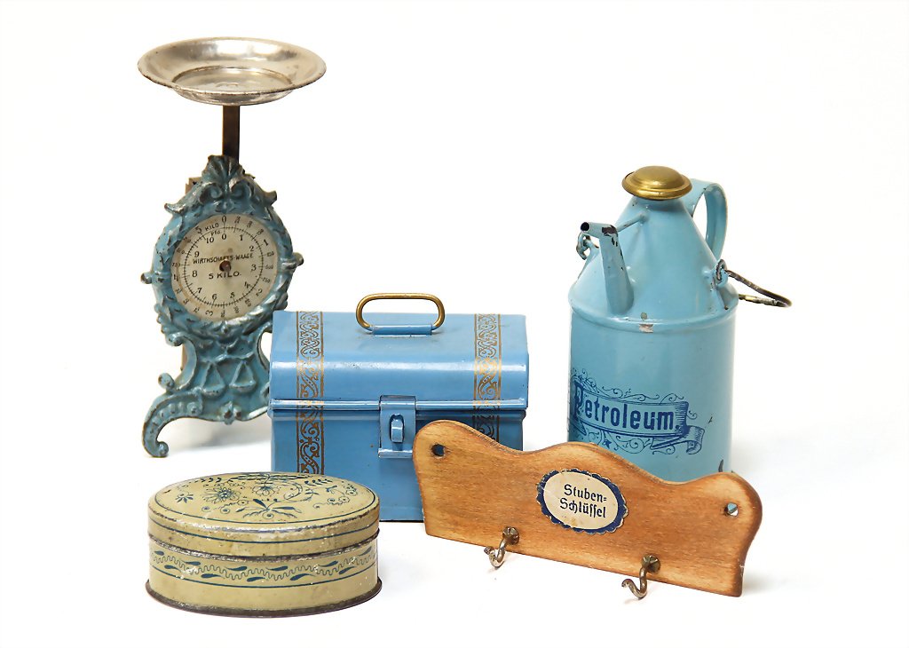 doll kitchen decoration pieces, petroleum can,: doll kitchen decoration pieces, petroleum can, handpainted sheet metal, probably Rock & Graner, 8.5 cm, very nice original condition, with suitable small tin chest, 1 plate scales, small bread box, ke