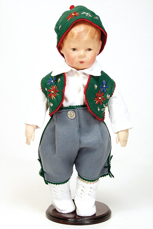KÄTHE KRUSE doll No. 1, 3 clearly visible seams at the: KÄTHE KRUSE doll No. 1, 3 clearly visible seams at the back of the head, broad hip, single stitched down thumb, blue painted eyes, with iris, light brown painted hair, slightly toned ears, head the g