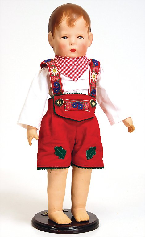 KÄTHE KRUSE doll No. 1, with slim hip, 3 clearly: KÄTHE KRUSE doll No. 1, with slim hip, 3 clearly visible seams at the back of the head, brown painted hair, green/grey painted eyes, tricot body, single stitched down hollow of the knees, 44 cm, unus