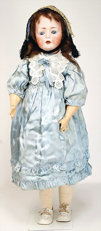 BRUNO SCHMIDT Porzellankopf-Puppe, gem. Germany 10,: BRUNO SCHMIDT Porzellankopf-Puppe, gem. Germany 10, blaue Schlafaugen, off. Mund, Zhne unten, Echthaarpercke, etwas Ofenstaub, auf Masse-Gliederkrper, Krper komplett berstrichen, 66 cm