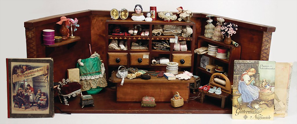 Puppenstuben-Gehäuse, als Kurzwarenladen eingerichtet, (1 of 1)