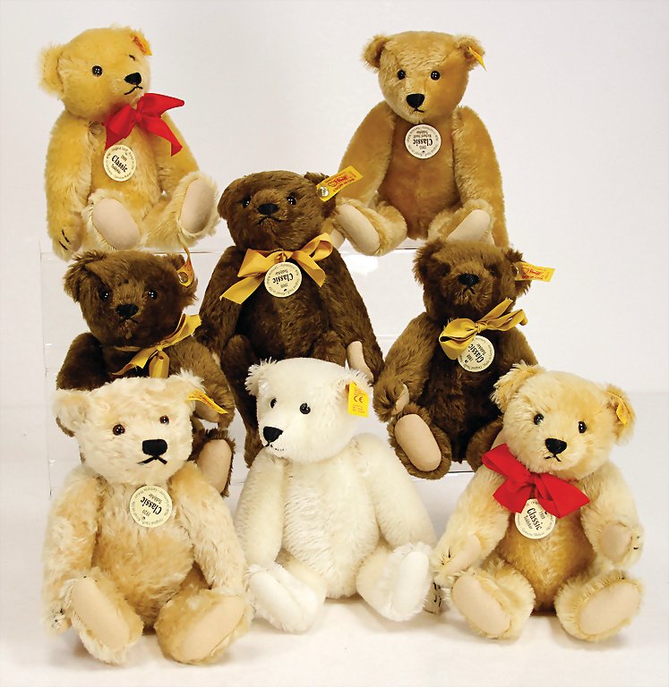 STEIFF Konv. 8 Classic Bären, unbespielt, mit Knopf,: STEIFF Konv. 8 Classic Bären, unbespielt, mit Knopf, Schild u. Fahne, Replika von 1905, 1909, 1920, ca. 22 cm – 25 cm