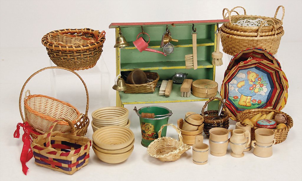 kl. Marktstand, Holz, Höhe 21 cm, Länge 20 cm, Tiefe 9: kl. Marktstand, Holz, Höhe 21 cm, Länge 20 cm, Tiefe 9 cm, mit reichhaltigem Zubehör, Körbe, Holzkannen, u. Krüge, einige kl. Küchenutensilien