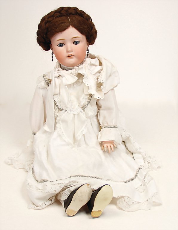 BRUNO SCHMIDT Biskuitporzellankopf-Puppe, 89 cm, blaue: BRUNO SCHMIDT Biskuitporzellankopf-Puppe, 89 cm, blaue Schlafaugen, off. Mund, Zähne oben, durchst. Ohren, Echthaarperücke, Gliederkörper, Kleidung aus alten Stoffen genäht, alte Schuhe