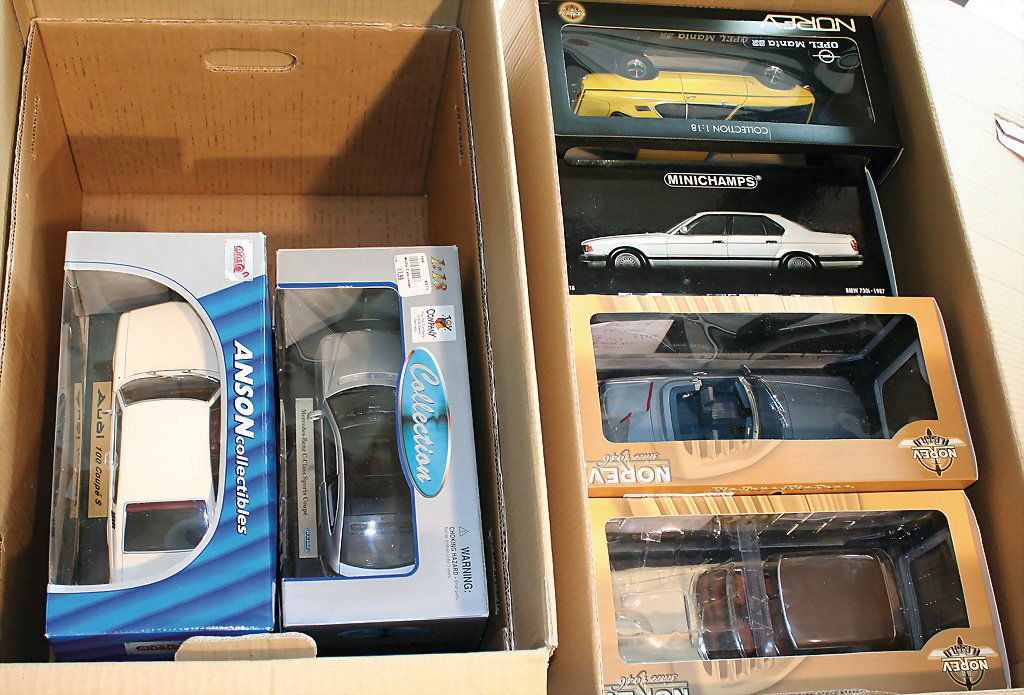 2 Kisten, 12 Modellautos, Maßstab 1:18, Hersteller wie (1 of 1)