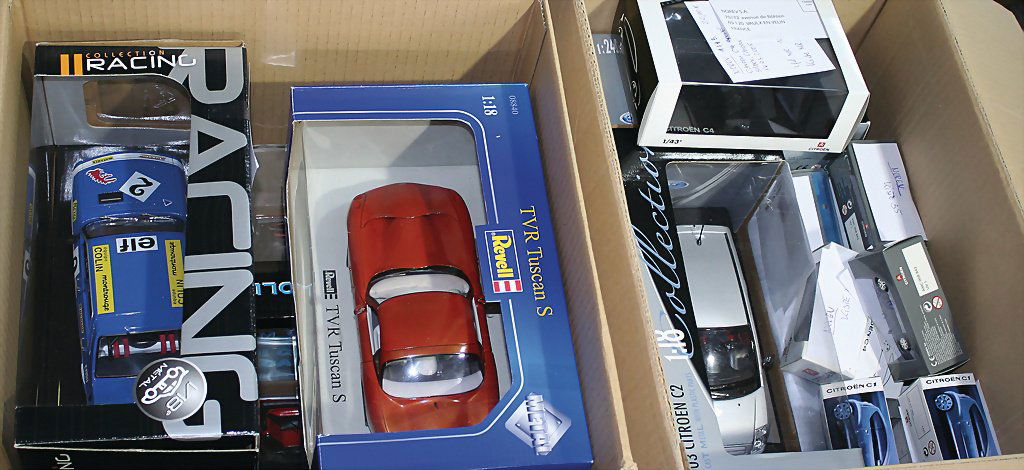2 Kisten, ca. 16 Modellautos, diverse Maßstäbe wie: 2 Kisten, ca. 16 Modellautos, diverse Maßstäbe wie 1:18,, 1:43, Hersteller wie Revell, Norev, Welly, Modelle wie Citroen, Peugeot, alle im Orig.-Kart., guter Zust.