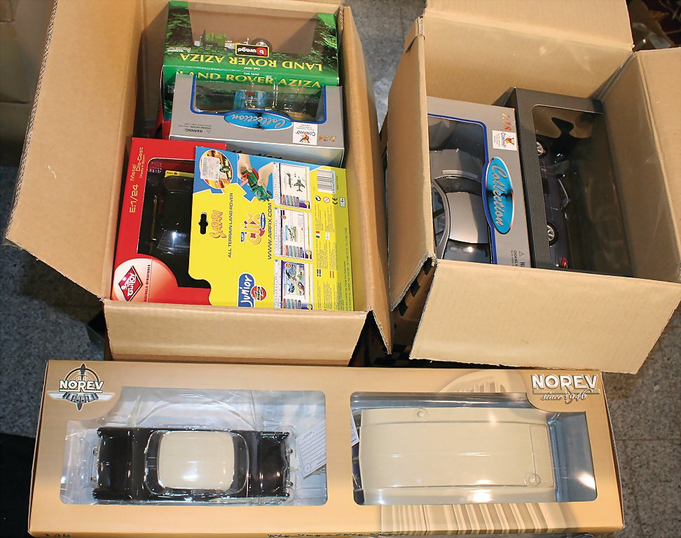 2 Kisten u. 1 Sonderkiste von Norev, Maßstab 1:18, 16: 2 Kisten u. 1 Sonderkiste von Norev, Maßstab 1:18, 16 Modellautos, Hersteller wie Norev, Welly, darunter Kisten ohne Inhalt, Modelle wie Mercedes Benz C-Klasse, Mercedes Benz CLK, 1 Safari-Fahrzeug,