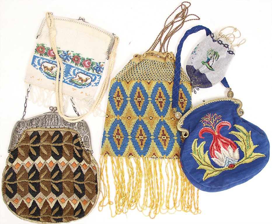 Konv. Damenhandtaschen, Biedermeier, 5 tlg., 1x: Konv. Damenhandtaschen, Biedermeier, 5 tlg., 1x ausgefallene Damenstofftasche, mit Seerosenmuster, filigran verarbeiteter Taschenbügel mit seitl. geschwenkten Drachen, dazu Taschen mit reichh. Perlen