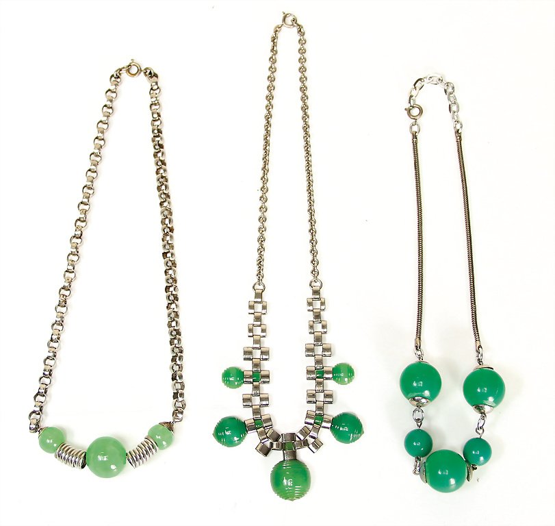 JAKOB BENGEL 3 Halsketten, 1x mit grünen: JAKOB BENGEL 3 Halsketten, 1x mit grünen Halbedelsteinen, 2x Galalith, Messing versilbert, guter Zust.