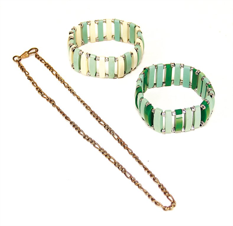 JAKOB BENGEL 2 Armbänder, mit grünen, sowie: JAKOB BENGEL 2 Armbänder, mit grünen, sowie mintfarbenen Galalithsteinen, dazu 1 x Damenkette