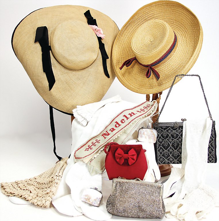 Konv. Modeartikel, 2x holzgeflochtene Hüte, 3 Paar: Konv. Modeartikel, 2x holzgeflochtene Hüte, 3 Paar frühe Handschuhe, 2x Perlen bestickte kl. Handtaschen, 1x kl. rote Handtasche mit Schleife, u.m., bitte besichtigen, ausgefallen, guter Zust.