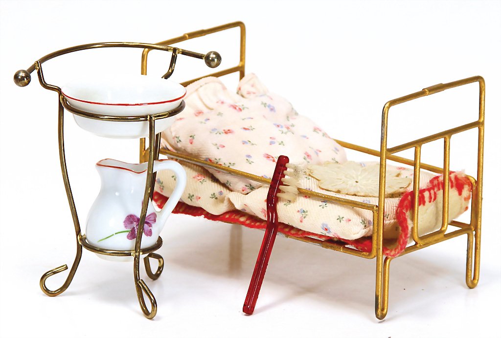 mixed lot of dollhouse accessories, bed, 11.5 cm, (1 of 1)