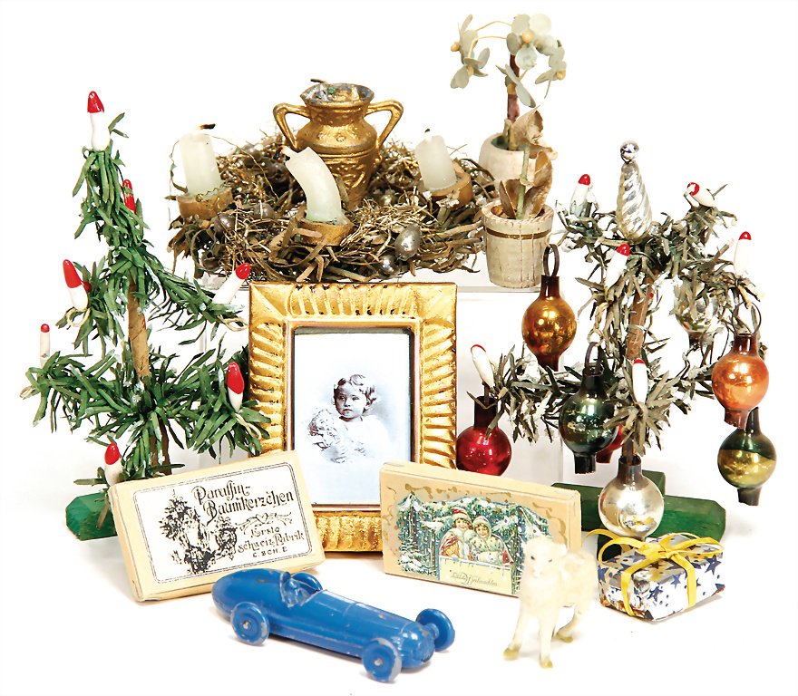 mixed lot of dollhouse accessories, 2 miniature (1 of 1)