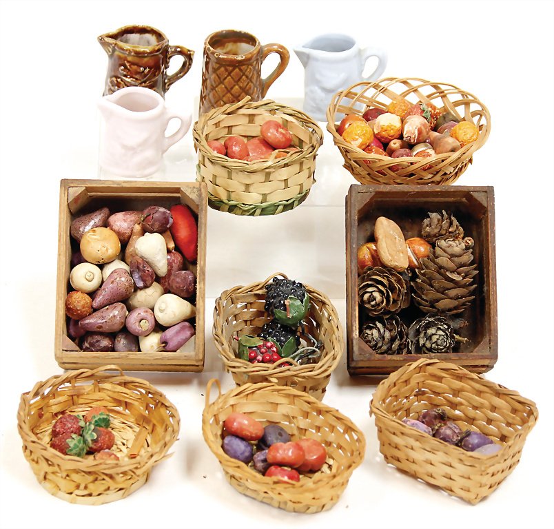 8 baskets with bread and fruits, good condition: 8 baskets with bread and fruits, good condition German Description 8 Körbe mit Brot u. Früchten, guter Zust.