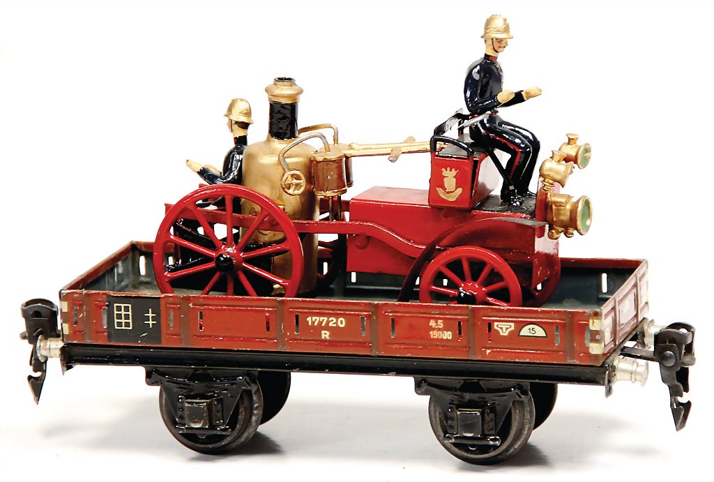 MÄRKLIN track 0, 2-axled low side car, 1 fire engine,: MÄRKLIN track 0, 2-axled low side car, 1 fire engine, handpainted sheet metal, age of varnish ?, please have a look at it German Description MÄRKLIN Spur 0, 2-achsiger Niederboardwagen, 1 Feuerwehr,