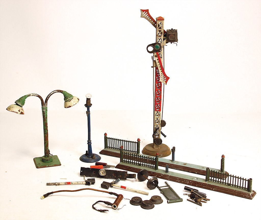 MRKLIN treasure chest, signal, 1 lamp, lampshade is: MRKLIN treasure chest, signal, 1 lamp, lampshade is missing, 2 platform barriers, disassembled, old Mrklin symbol, axles, small articles German Description MRKLIN Fundkiste, Signal, 1 Lampe, Lampensch