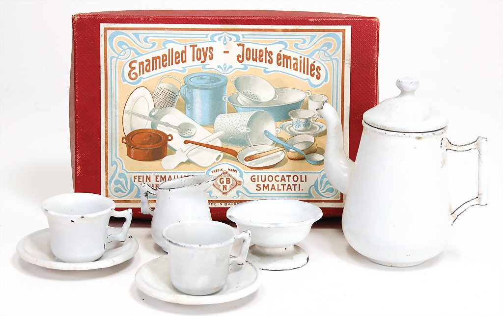 BING doll's coffee service, coffee pot height 12 cm,: BING doll's coffee service, coffee pot height 12 cm, with 2 cups and saucers, milk can and sugar bowl, the smaller flaked off porcelain parts are caused of old age, original box German Description BIN