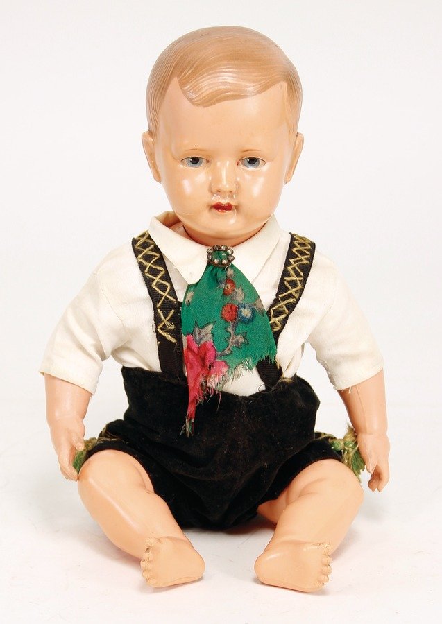 Junge, Celluloid, gem. 37, blaue gemalte Augen,: Junge, Celluloid, gem. 37, blaue gemalte Augen, off./geschl. Munde, modellierte Frisur, Celluloid-Sitzbabykörper, 34 cm