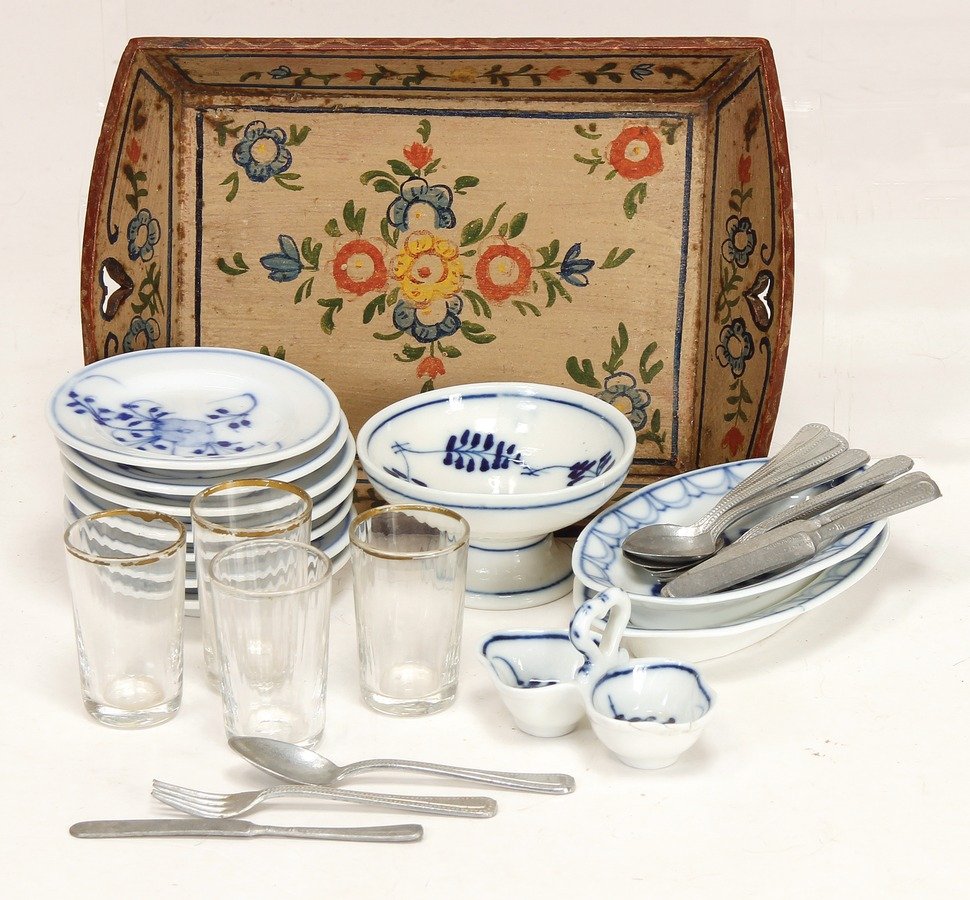 Porzellan blau/weiß, Teller Durchm. 7,5 cm, 3 x: Porzellan blau/weiß, Teller Durchm. 7,5 cm, 3 x Schalen, Besteckteile, Gläser