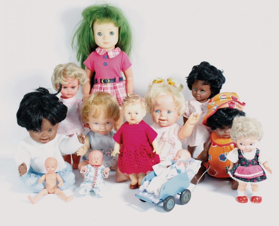 Konv. 11 Vinyl-Puppen, 1 kl. Blech-Kinderwagen mit (1 of 1)