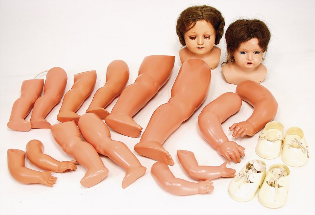 Konv. Schildkröt-Ersatzteile, ca. 10 Teile Arme u.: Konv. Schildkröt-Ersatzteile, ca. 10 Teile Arme u. Beine, gr. Größen, Celluloid, 2 Brustblattköpfe, SiR, sowie Bruno Schmidt-Kopf, restauriert, 2 Paar Celluloid-Schuhe, Gr. 64