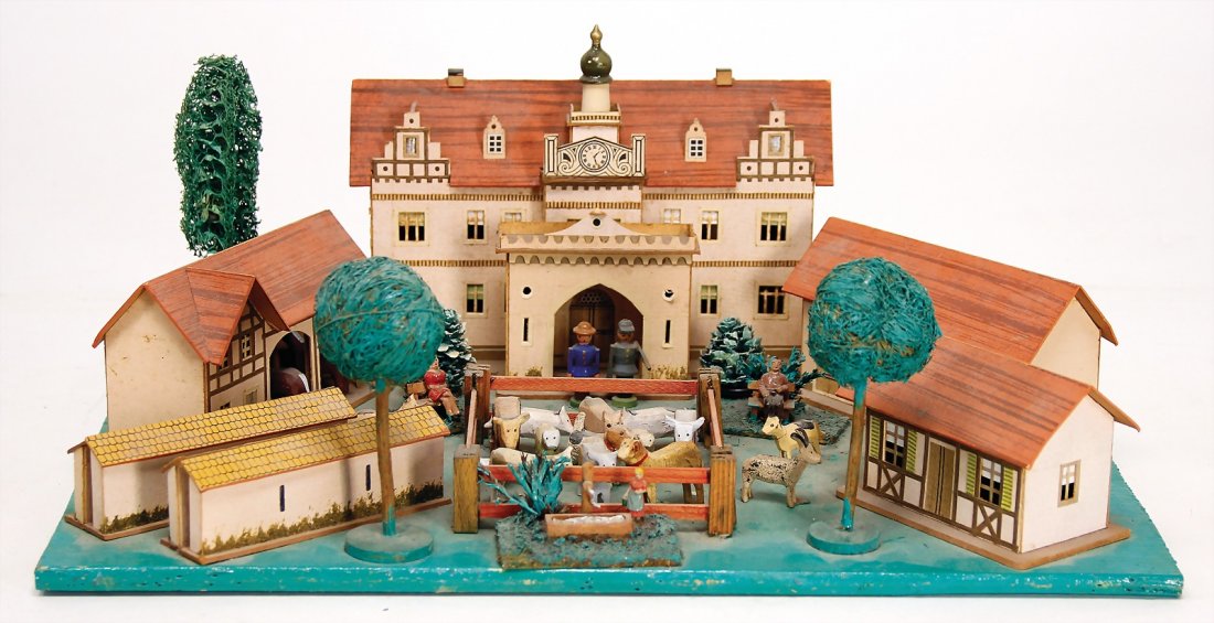 ERZGEBIRGE Diorama, Dorflandschaft mit Herrenhaus,: ERZGEBIRGE Diorama, Dorflandschaft mit Herrenhaus, Grundplatte, 28,5x27 cm, Papphäuser, Holztiere u. Figuren, Lufa-Bäume, 1 Baum weggebrochen