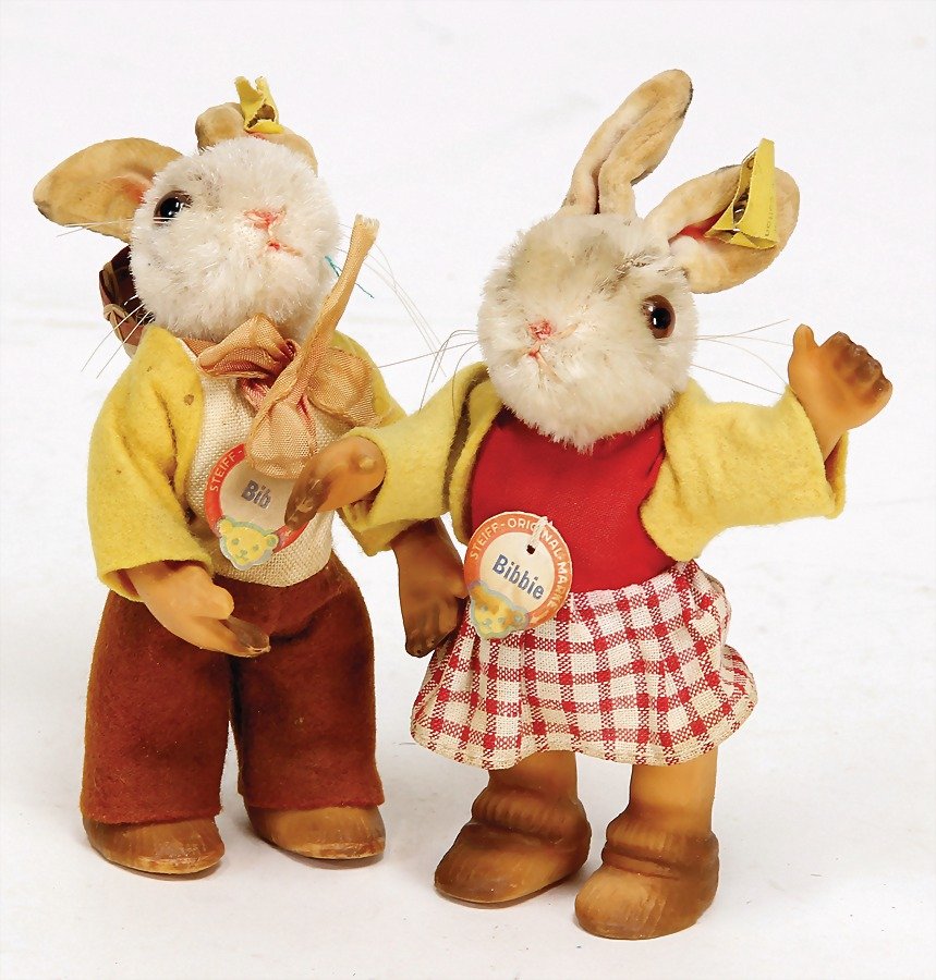 STEIFF 2 Teile, Bibbie und Bib, Hase, Knopf, Schild u.: STEIFF 2 Teile, Bibbie und Bib, Hase, Knopf, Schild u. Fahne, Nr. auf Fahne nicht erkennbar, ein wenig verschmutzt, dazu 1 Kiepe (eine Kiepe fehlt)