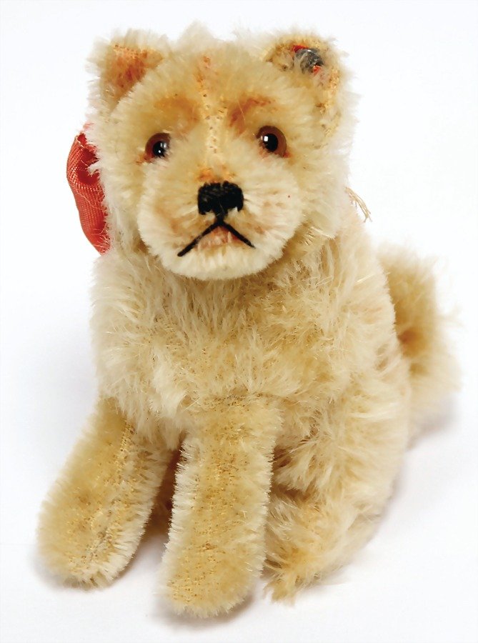 STEIFF Chow Chow Brownie, with button in ear, long: STEIFF Chow Chow Brownie, with button in ear, long stretched F, with minimally rests at the red cloth tag label, sitting, 10 cm, nice condition German Description STEIFF Chow Chow Brownie, mit Knopf i
