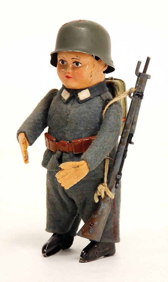 SCHUCO dancer, soldier, with satchel, helmet and tin: SCHUCO dancer, soldier, with satchel, helmet and tin gun, without drive, probably a sample item, 12.5 cm, good condition, unusual German Description SCHUCO Tanzfigur, Soldat, mit Tornister, Helm u. Zi