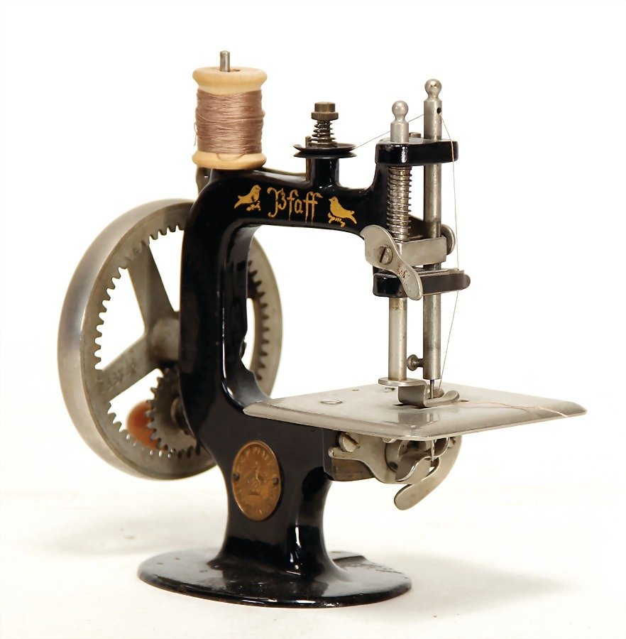PFAFF children's sewing machine, c. 1910, 17 cm, (1 of 1)
