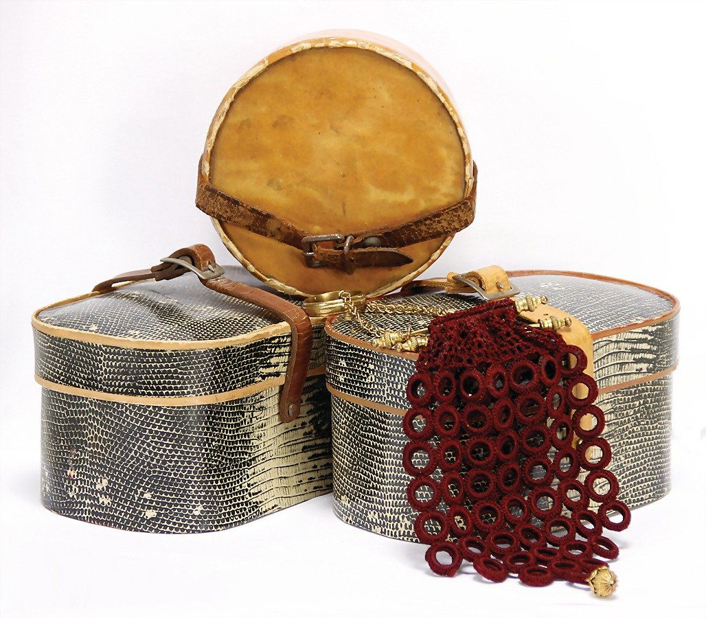 3 hatboxes, cardboard, 1 bag with chain 19 cm German: 3 hatboxes, cardboard, 1 bag with chain 19 cm German Description 3 Hutschachteln, Pappe, 1 Tasche mit Kette 19 cm