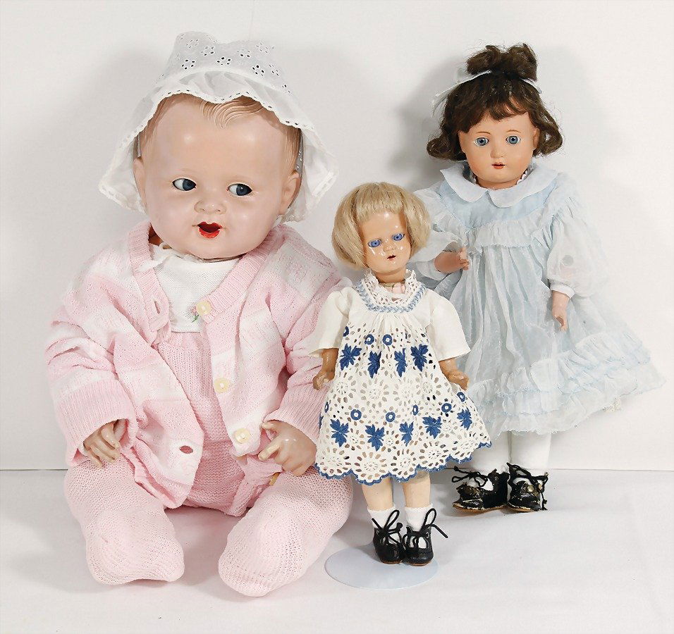 3 Puppen, Celluloid, SoR, Kurbelkopf-Puppe, gem. 6,: 3 Puppen, Celluloid, SoR, Kurbelkopf-Puppe, gem. 6, 24,5 cm, blaue fest eingesetzte Glasaugen, Masse-Stehkörper, 1 Fuß geklebt, Bruno Schmidt Brustplattkopf-Puppe, Wachstuchkörper, Cel