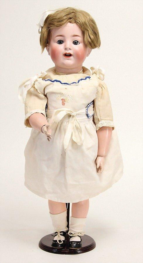 ALT, BECK & GOTTSCHALK Porzellankopf-Puppe,: ALT, BECK & GOTTSCHALK Porzellankopf-Puppe, gem.1361, Made in Germany, blaue Schlafaugen, off. Mund, 2 Zähne oben, Nasenlöcher, Mohairperücke, auf Masse-Toddlerkörper, linke Ha