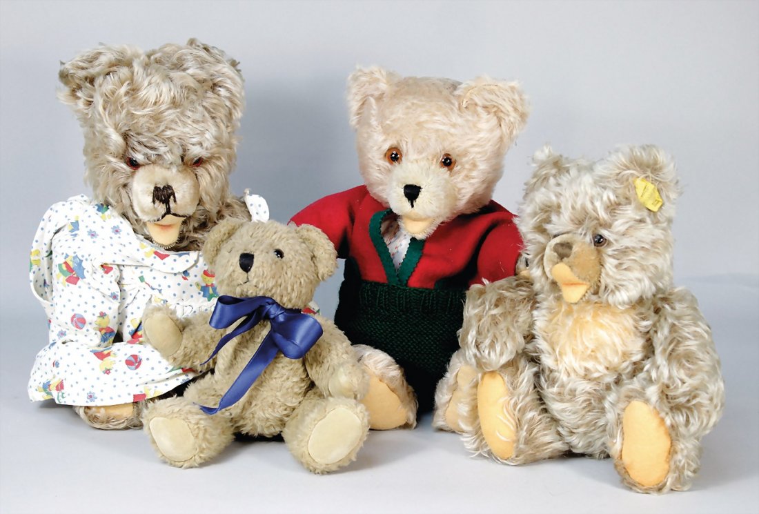 4 Plüschbären, darunter 1 x STEIFF Zotti mit: 4 Plüschbären, darunter 1 x STEIFF Zotti mit Knopf u. Fahne, Nr. 0300/26, 1 x HERMANN Zotti, bespielt, 35 cm u. 2 Bären German Description 4 Plüschbären, darunter 1 x STEIFF Z