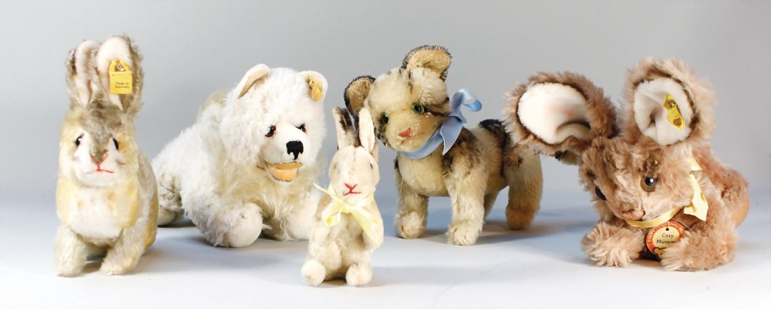 STEIFF 5 Plüschtiere, bespielt, darunter Katze,: STEIFF 5 Plüschtiere, bespielt, darunter Katze, fest gestopft, gegliedert, ohne Knopf, Schild u. Fahne, Spitz, mit Knopf u. Fahne, etwas Füllverlust, dazu 3 Hasen, Cosy Mommy mit Knopf, Schi