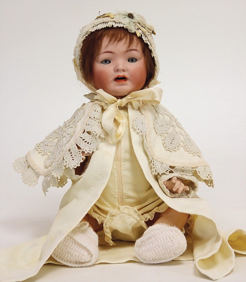 Porzellan-Charakterbaby, gem. G.B., ca. 1935, blaue: Porzellan-Charakterbaby, gem. G.B., ca. 1935, blaue Schlafaugen, off. Mund, 2 Zähne oben, Mohairperücke, etwas Perückenpull, Masse-Sitzbabykörper, mit abstehendem Zeh, 39 cm, Kleid