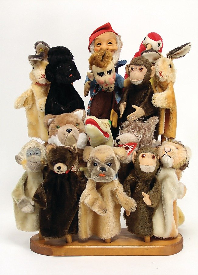STEIFF 16 Handspielpuppen, bespielt, teilw. noch mit: STEIFF 16 Handspielpuppen, bespielt, teilw. noch mit Knopf, Holzständer German Description STEIFF 16 Handspielpuppen, bespielt, teilw. noch mit Knopf, Holzständer