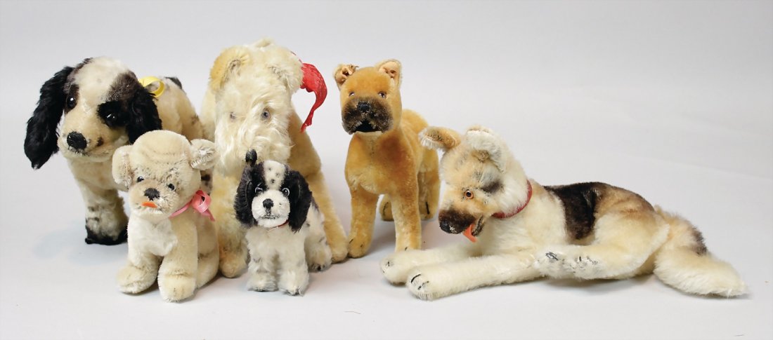STEIFF Konv. 6 Hunde alle bespielt, kl. Cocker mit: STEIFF Konv. 6 Hunde alle bespielt, kl. Cocker mit Knopf, sonst ohne Knopf, Schild u. Fahne, zwischen 10 cm u. 23 cm German Description STEIFF Konv. 6 Hunde alle bespielt, kl. Cocker mit Knopf, sonst 