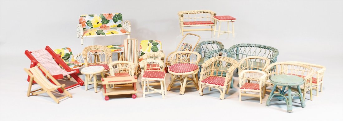 schönes Konv. Puppenstuben-Korbmöbel,: schönes Konv. Puppenstuben-Korbmöbel, darunter Gartengarnituren in versch. Größen, Liegestühle, Tische, mit Bank, bitte besichtigen German Description schönes Konv. Pupp