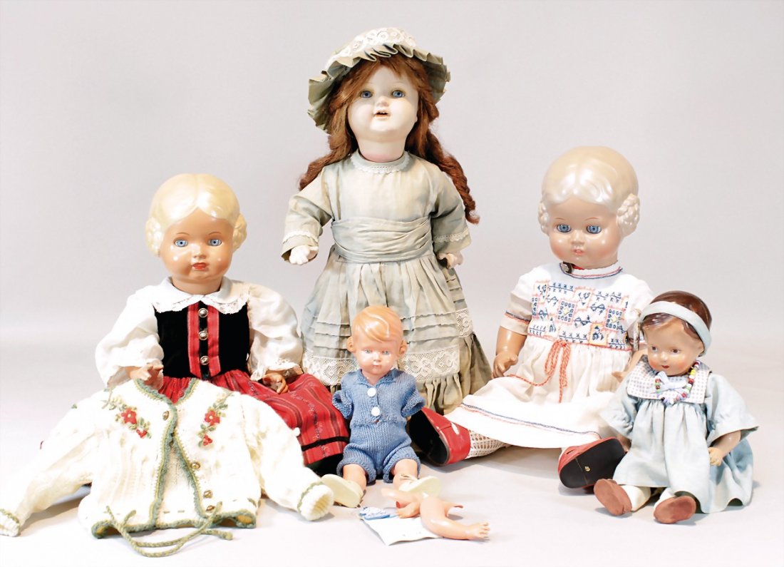 SCHILDKRÖT 2x Bärbel, neuer, gem. 49, 1 x: SCHILDKRÖT 2x Bärbel, neuer, gem. 49, 1 x Inge, fester Kopf, gem. 25½, Arme gebrochen, liegen lose bei, 1 x gem. 40, mit Kunsthaarperücke, blaue Schlafaugen, Masse-Stehbabykö