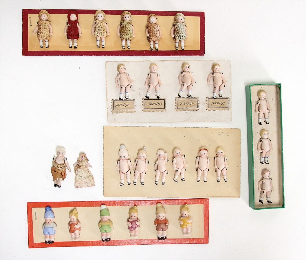 schönes Konv. kl. Porzellanpüppchen, 5 cm,: schönes Konv. kl. Porzellanpüppchen, 5 cm, Alter? German Description schönes Konv. kl. Porzellanpüppchen, 5 cm, Alter?