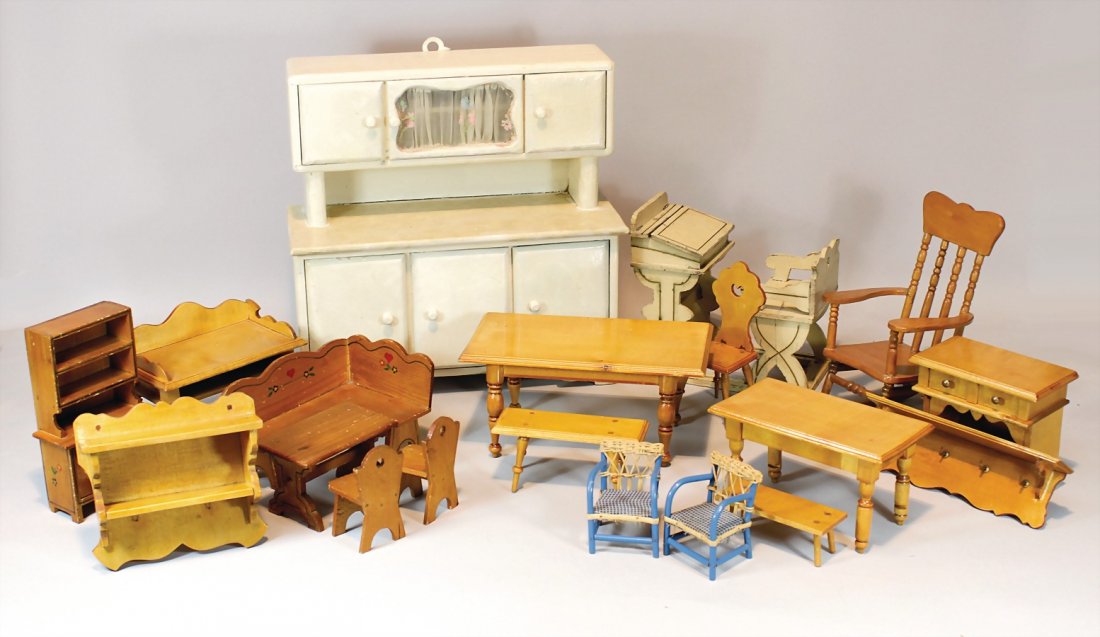 schönes Konv. Puppenmobiliar, Holz, Kü: schönes Konv. Puppenmobiliar, Holz, Küchenschrank H: 35 cm L: 34 cm, 3 Tische, 7,5 cm – 12 cm, einige Stühle, Wandbord, Puppenschulbank, Schaukeltisch, H: 7 cm German Description 