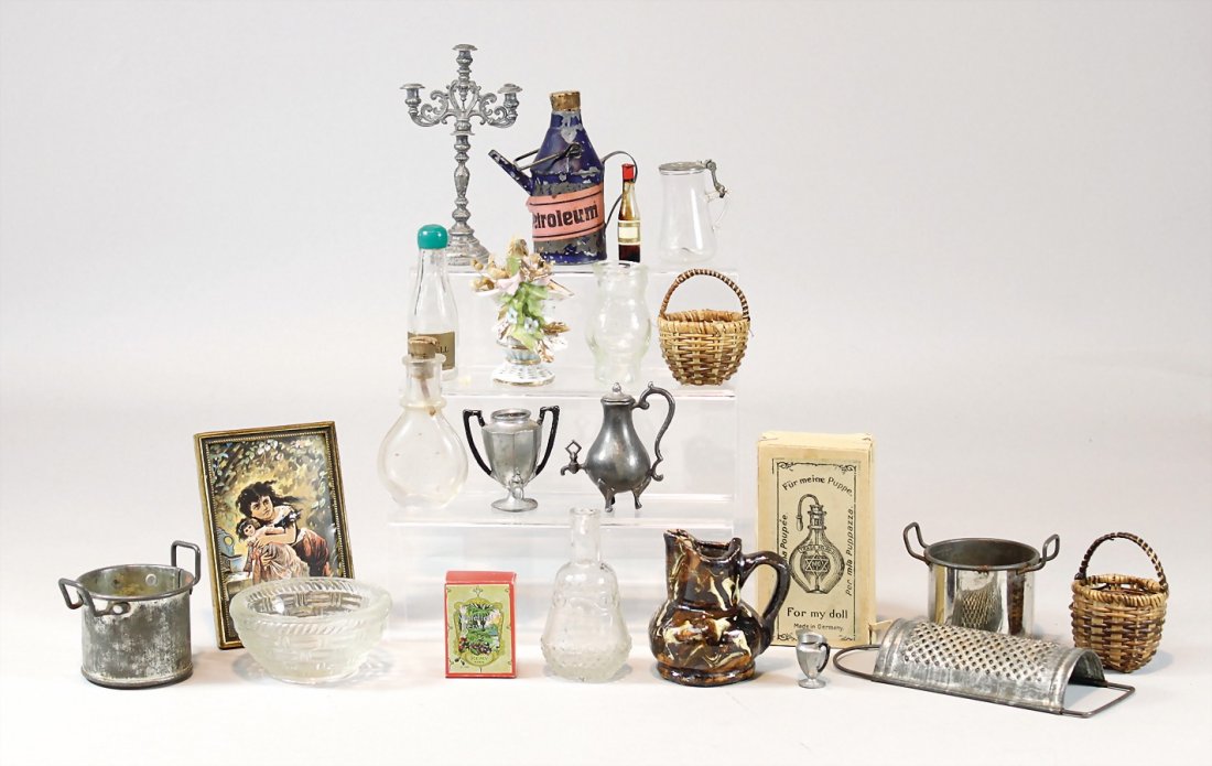 kl. Fundkiste, mit Puppenstuben-Ausschmü (1 of 1)