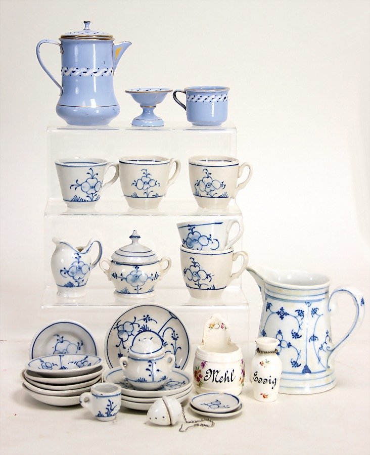 Konv. Puppengeschirr, Porzellan mit blauem Blumenmotiv, (1 of 1)