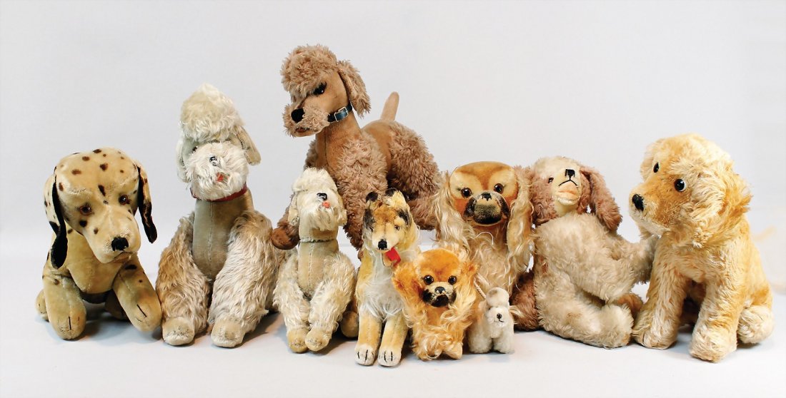 Konv. 25 Plüschhunde, versch. Hersteller, meist: Konv. 25 Plüschhunde, versch. Hersteller, meist Steiff u. Hermann, bespielt, teilw. noch mit Knopf o. Fahne, darunter auch kl. Mops, mit Knopf u. Fahne German Description Konv. 25 Plüschhund