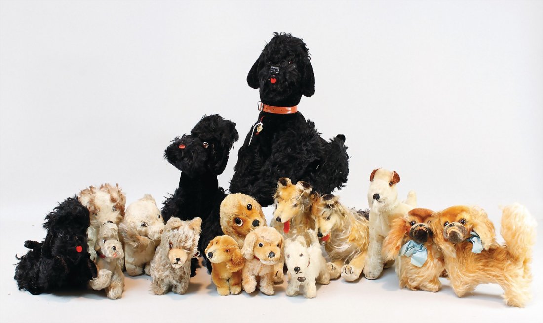 Konv. 33 Plüschhunde, versch. Rassen, meist von: Konv. 33 Plüschhunde, versch. Rassen, meist von Steiff u. Hermann, stark bespielt, teilw. mit Knopf u. Fahne German Description Konv. 33 Plüschhunde, versch. Rassen, meist von Steiff u. Herm