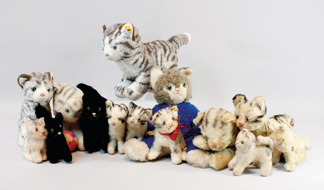 Konv. 33 Plüschkatzen, meist Steiff, Hermann u.: Konv. 33 Plüschkatzen, meist Steiff, Hermann u. andere, einige noch mit Knopf u. Fahne, versch. Rassen u. Größen, darunter Schlafkatzen, Katzen auf 4 Pfoten, teilw. fest gestopft, vers