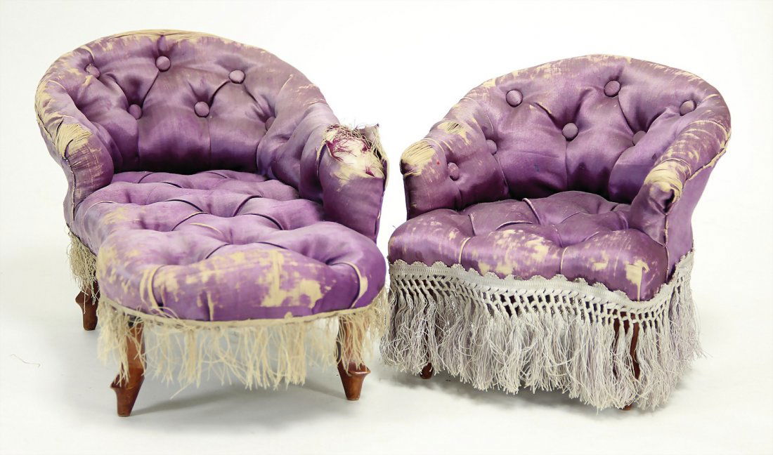 Puppen Chaiselongue, Länge 43 cm, gepolstert, mit: Puppen Chaiselongue, Länge 43 cm, gepolstert, mit Seide bezogen, beschädigt, dazu passender Sessel, Sitzhöhe ca. 12 cm German Description Puppen Chaiselongue, Länge 43 cm, gepolste